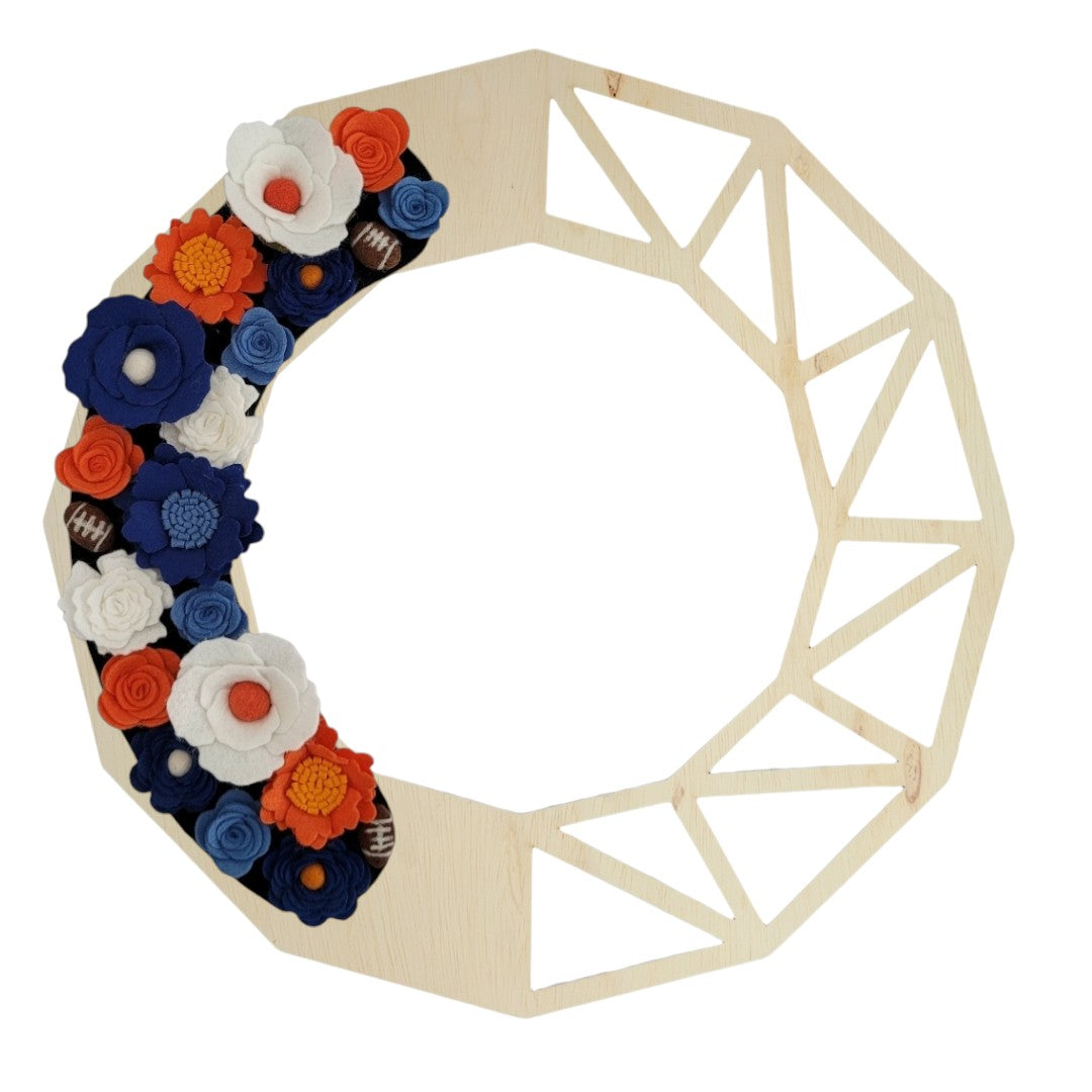 This wreath design has miniature felt footballs that are nestled among the bold blue , orange and white flowers. Perfect for Illinois Fighting Illini football!